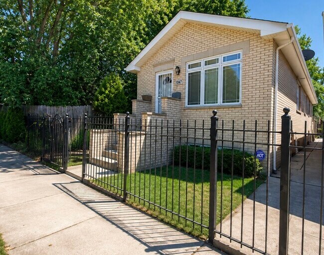 Photo - 419 W Root St (Chicago, IL) House