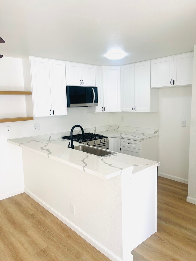 Building Photo - 518 Oak St