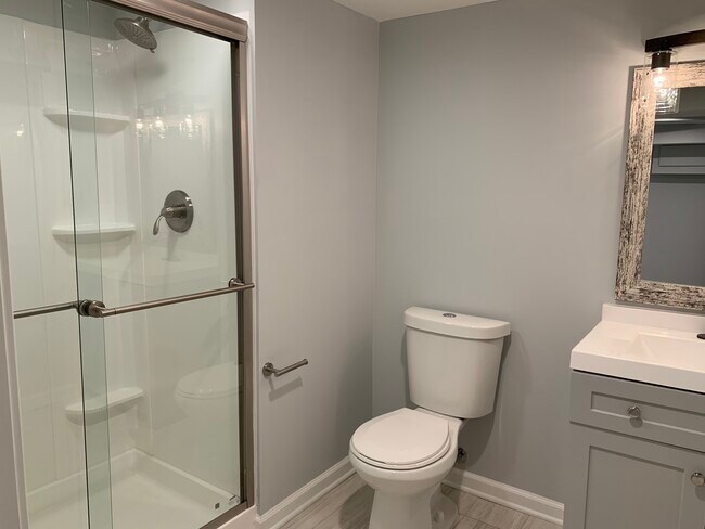 Full bath - 2599 Bristol Rd