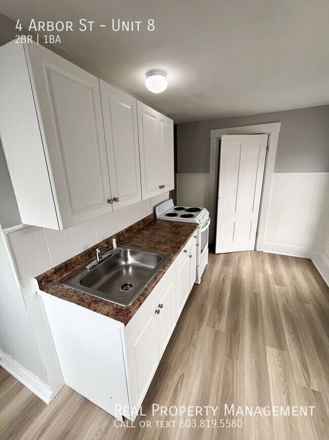 Building Photo - Downtown Exeter 2-Bedroom with Heat, Hot W...