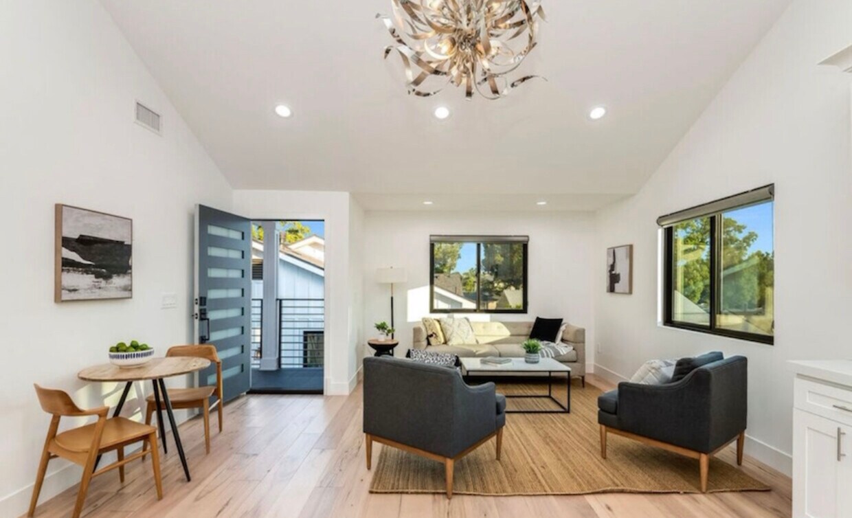 Entrance and living room - 527 Groton Dr