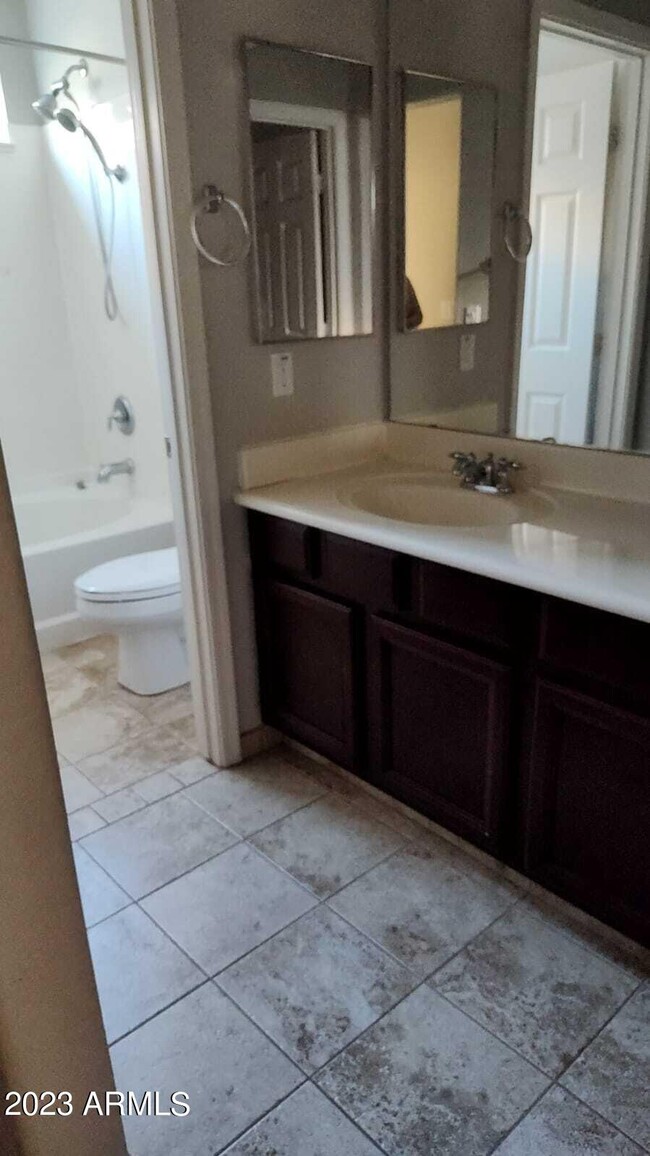 Foto del edificio - 13939 W Port Royale Ln