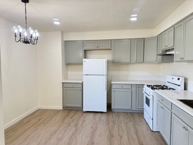 Foto del edificio - Spacious remodeled 2 BR apartment - Inglew...