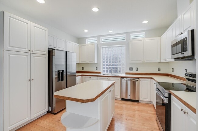 Building Photo - Beautiful 4 Bed, 3 Bath Rental Home in Hil...