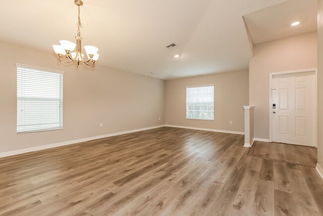 Building Photo - 1709 Oak Pond St