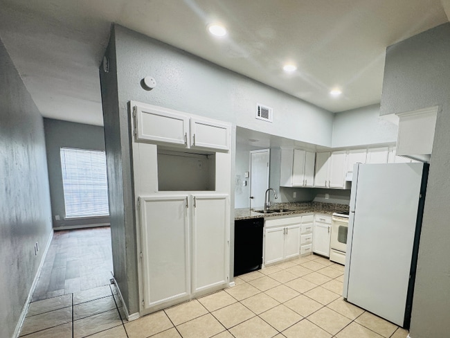 Building Photo - 8731 Village of Fondren Dr