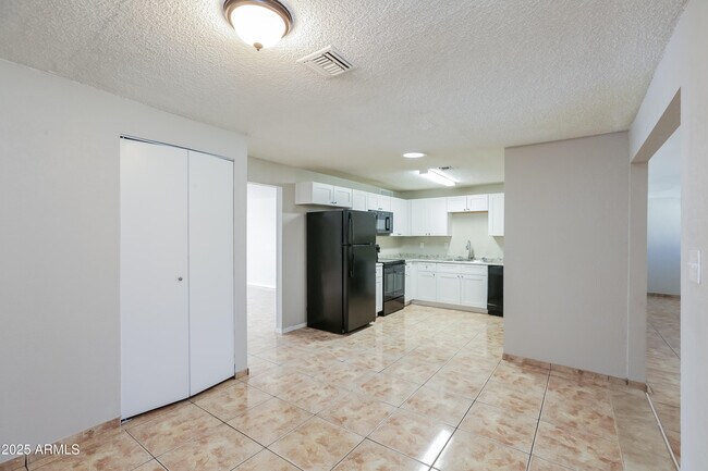 Foto del edificio - 5802 W Berkeley Rd