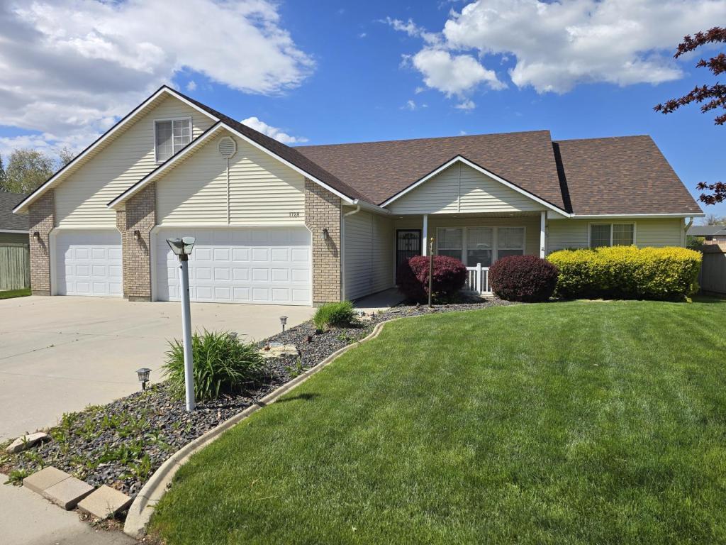Foto principal - 1728 W Greenhead Dr