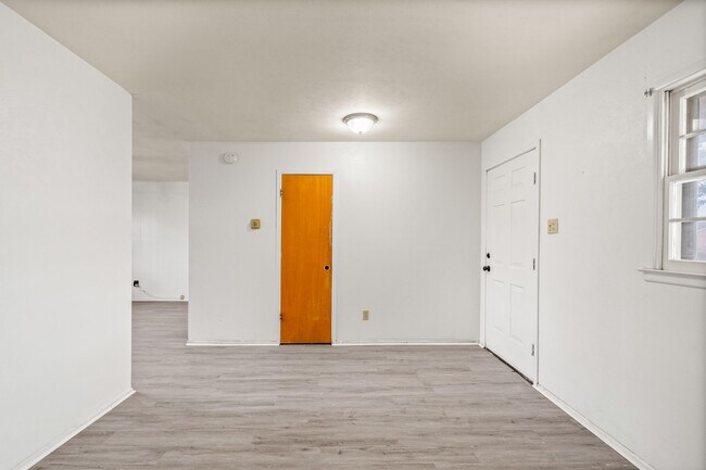 Foto del edificio - 1505 E Amherst St