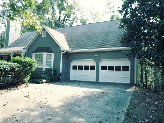Building Photo - 2020 Oak Village Ln