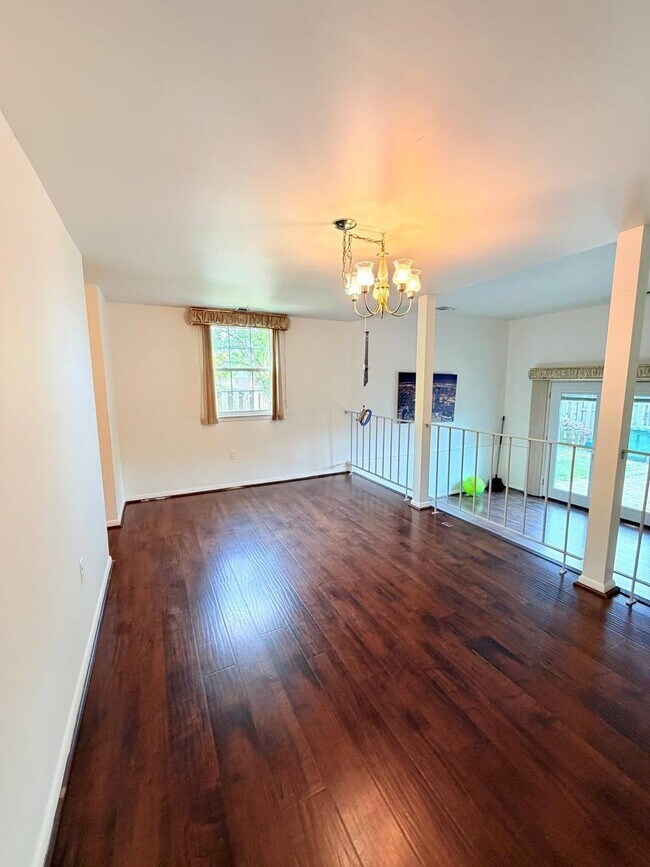 Foto del edificio - 4240 Embassy Dr