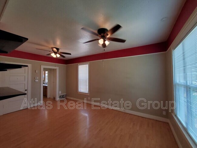 Building Photo - 1609 10th Ave