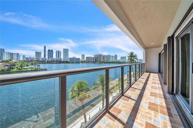 Foto del edificio - 4000 NE 168th St