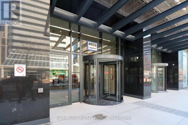 Photo du bâtiment - 4955 Yonge St
