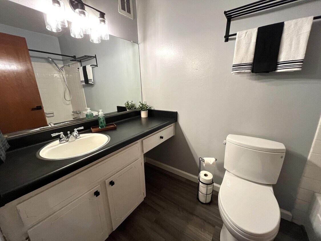 Foto del edificio - Comfort & Convenience in the Heart of Concord