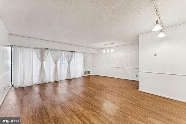 Building Photo - 5300 Columbia Pike