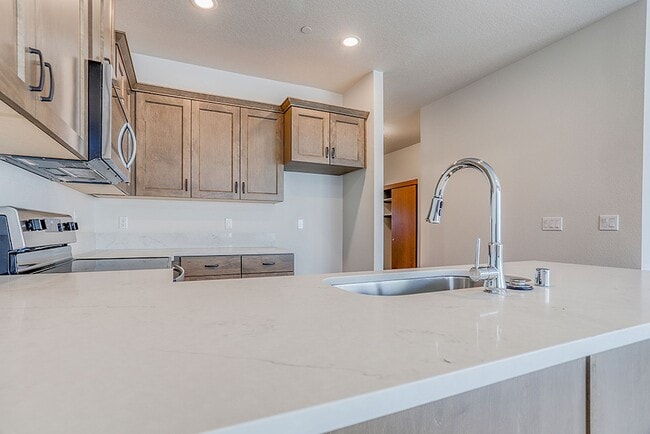 Building Photo - Beautiful 2 Bedroom Duplex in Great Washou...