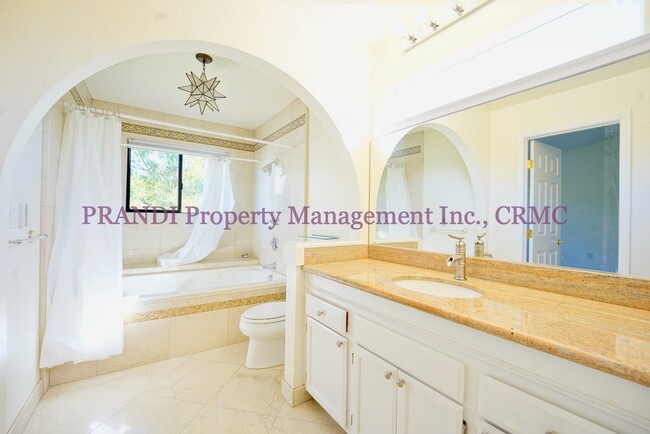 Building Photo - "Charming 2-Bed Townhouse in San Rafael (R...