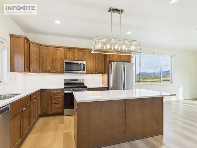 Building Photo - 3 Bedroom plus office space - Modern Comfo...