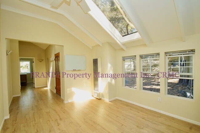 Foto del edificio - Delightful and Spacious 1Br in Triplex Clo...