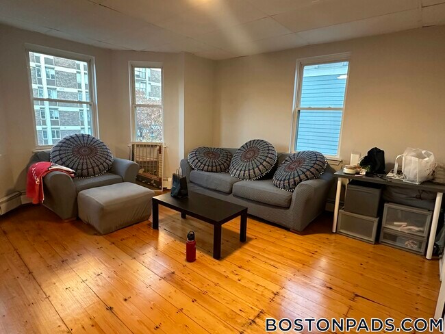 Foto del edificio - 1572 Tremont St