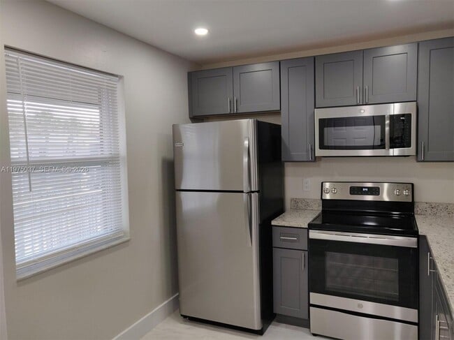 Building Photo - 8830 Royal Palm Blvd