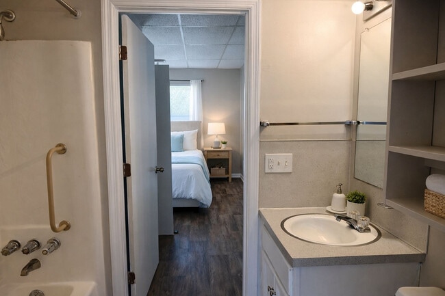 Private Access Bath from Each Bedroom - Colonial Park Apartments