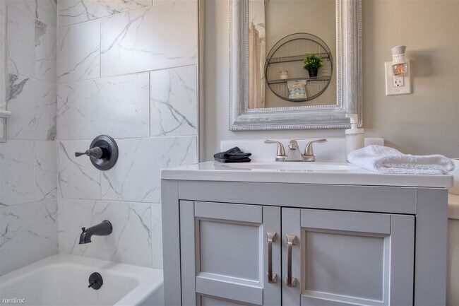 Building Photo - 3 br, 1 bath Duplex - 2902 East North Street