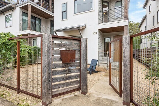 Building Photo - 1011 E 12th St