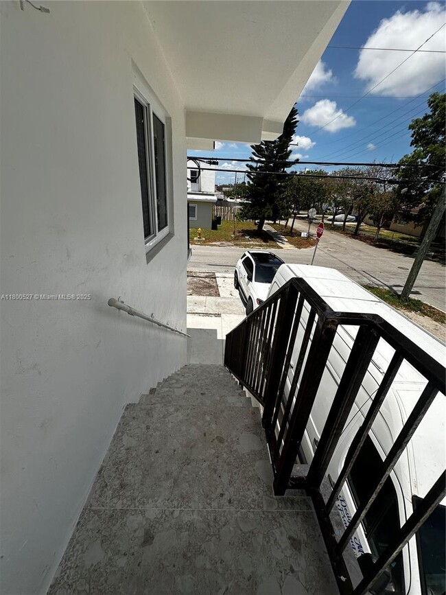Foto del edificio - 828 NW 23rd Ct