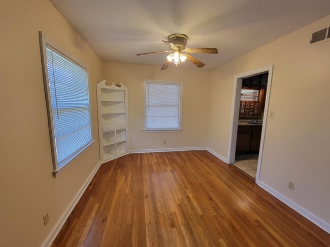 Building Photo - 1325 Buckingham Dr