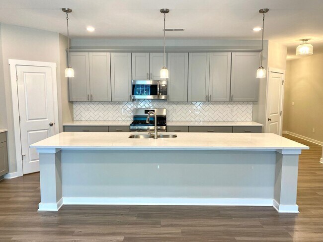 Building Photo - Gorgeous Like New Townhome in Pineville