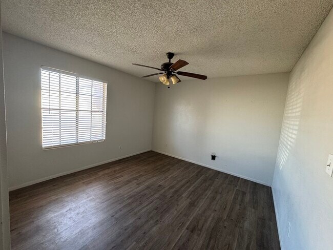 Foto del edificio - 5239 W Freeway Ln