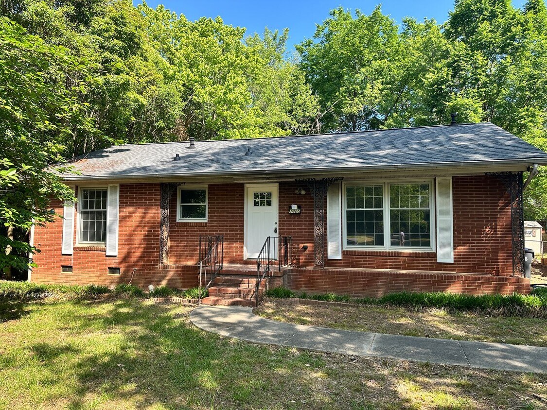Primary Photo - Beautifully Remodeled Three Bedroom Home!!