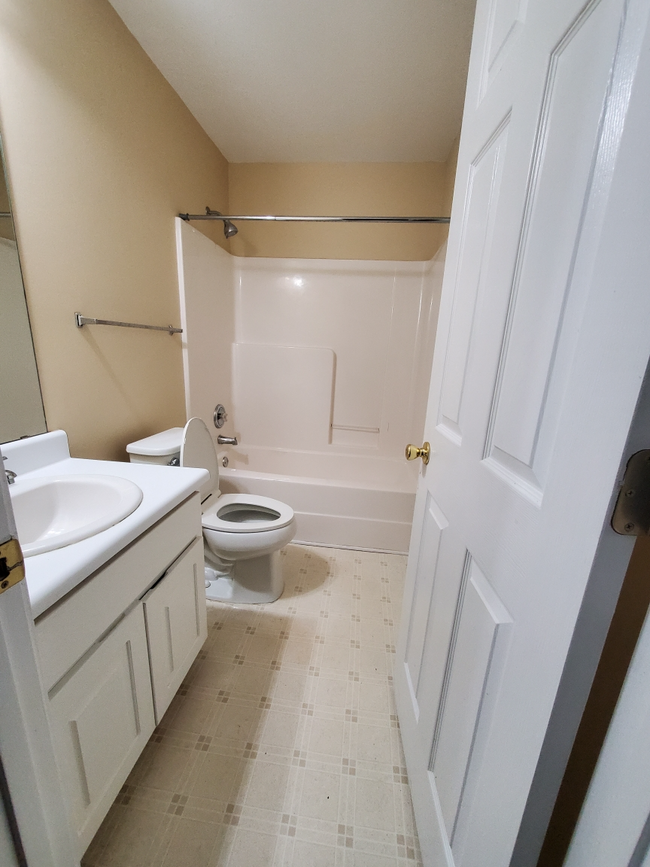 2nd bathroom - 9425 Rivertown Rd