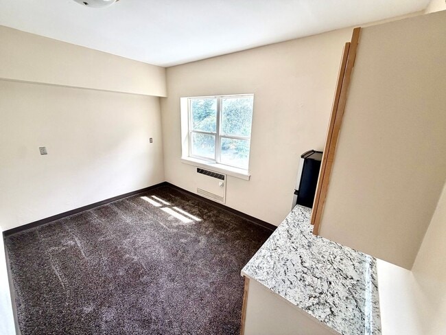 Building Photo - Eagle Crest Village Apartments #321: Studio/1bath – All Utilities & Wi-Fi Included!
