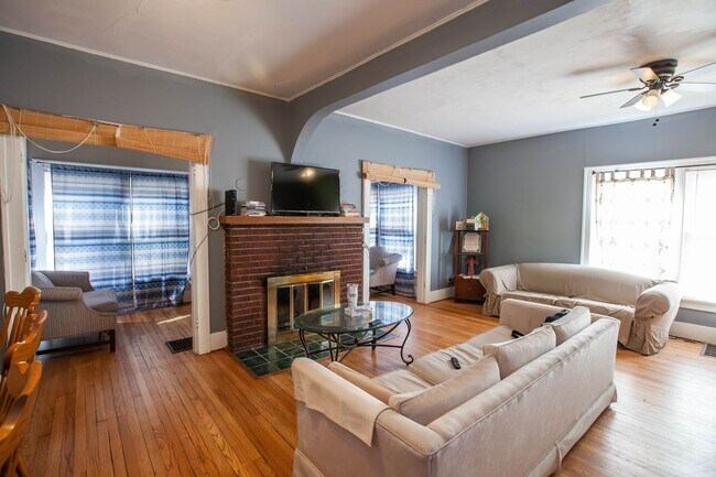Building Photo - 3D Tour Available-Stand Alone House 1 Bloc...
