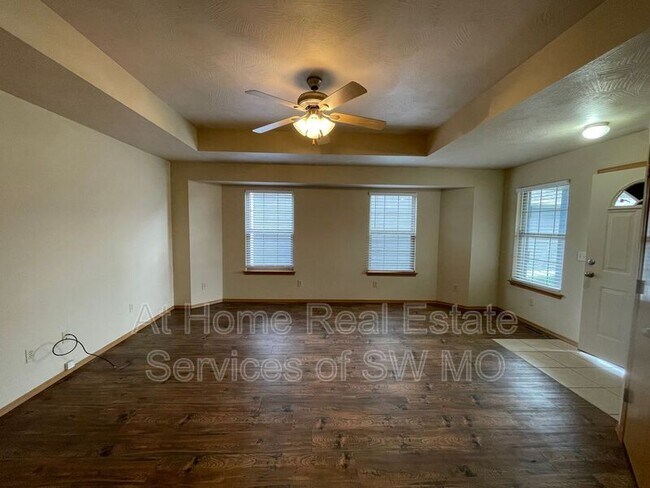 Foto del edificio - 1945 S Farm Rd 123