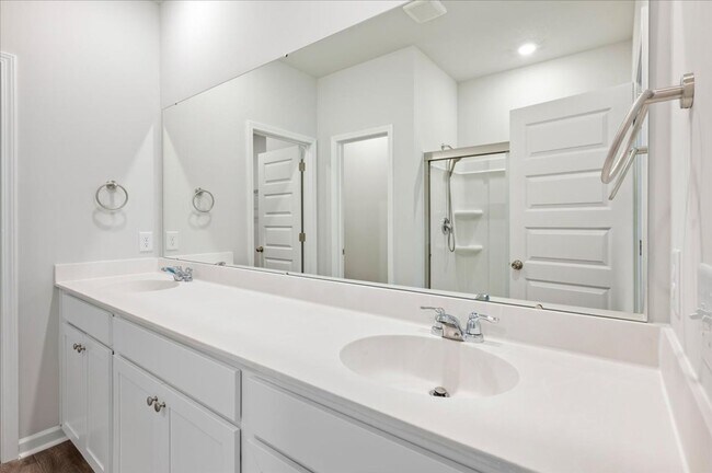 Foto del edificio - Modern 5-Bedroom Home with Lake Views in S...