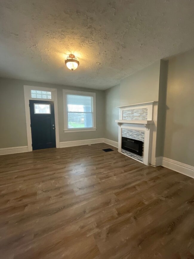 Building Photo - 931 E Whittier St