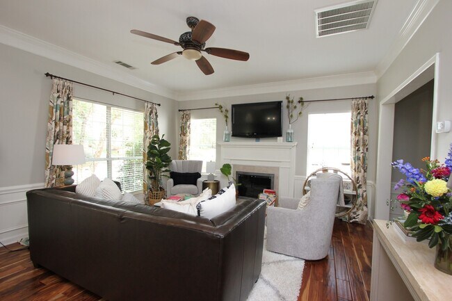 Building Photo - This home is so charming that you will fall in love!