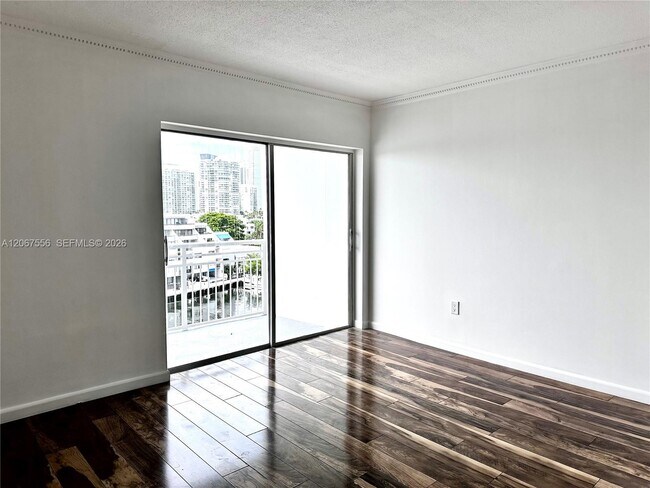 Building Photo - 400 Kings Point Dr