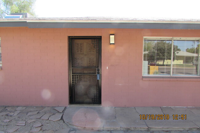 Building Photo - 719 W 10th St