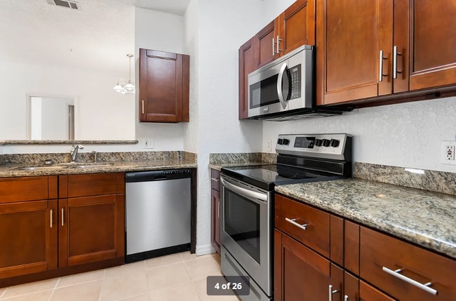 Foto del edificio - 18001 Richmond Pl Dr