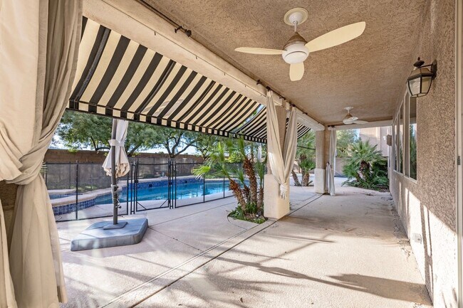 Foto del edificio - Luxurious Two-Story Home with Pool, Spa, a...