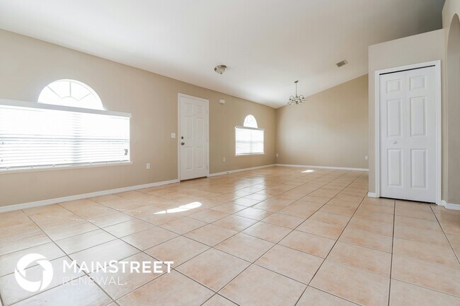 Building Photo - 527 NE 6th Pl