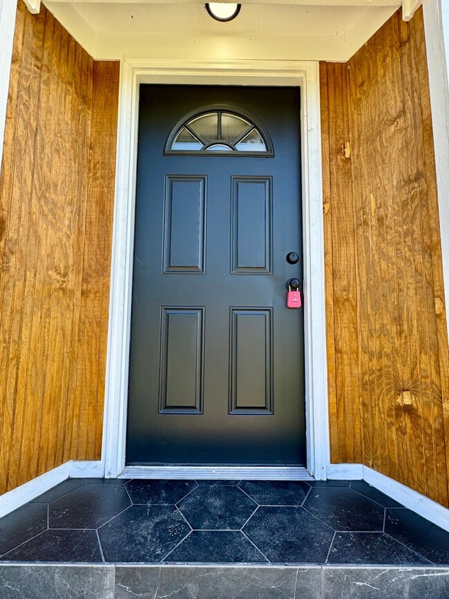 Foto del edificio - New 3 Bedroom 2 Bath on Stanley SW