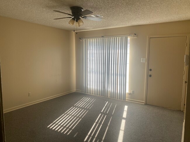 Building Photo - 113 Pecan Lake Estate Rd