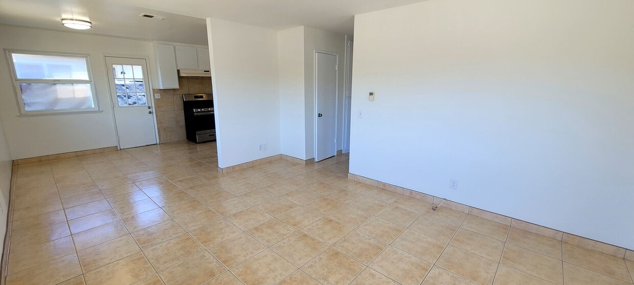 Primary Photo - Oxnard 3+2 home with 2-car garage $2800