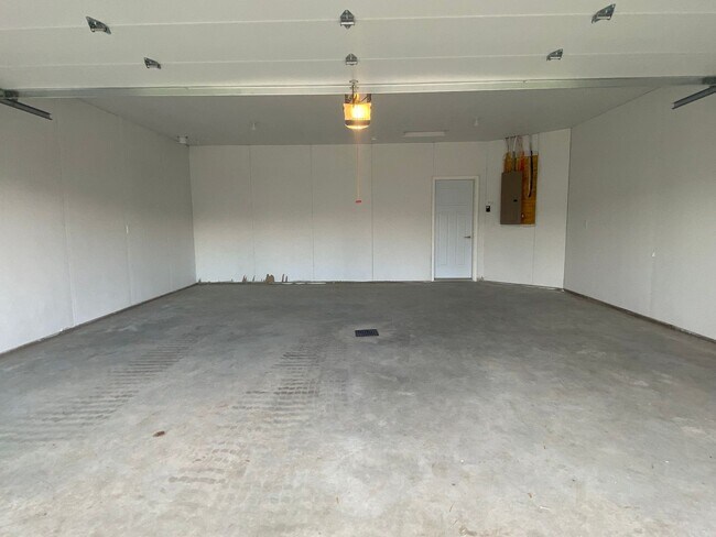 Foto del edificio - NEW CONSTRUCTION - MODERN LIVING: 3 bdrm/2 bath